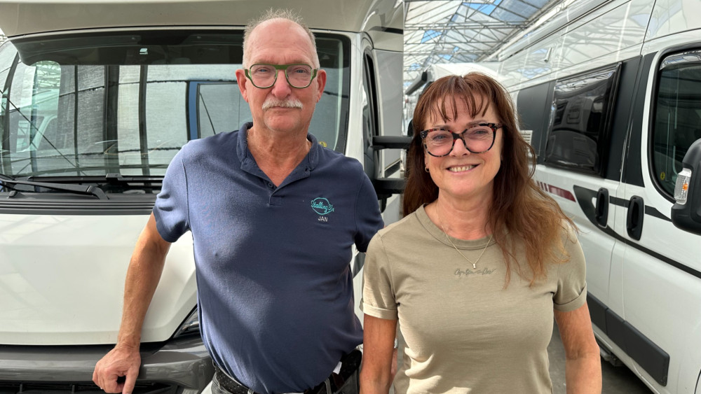 Tussen vakanties en verlies: bij de caravanstalling van Jan en Simone komt het hele leven samen