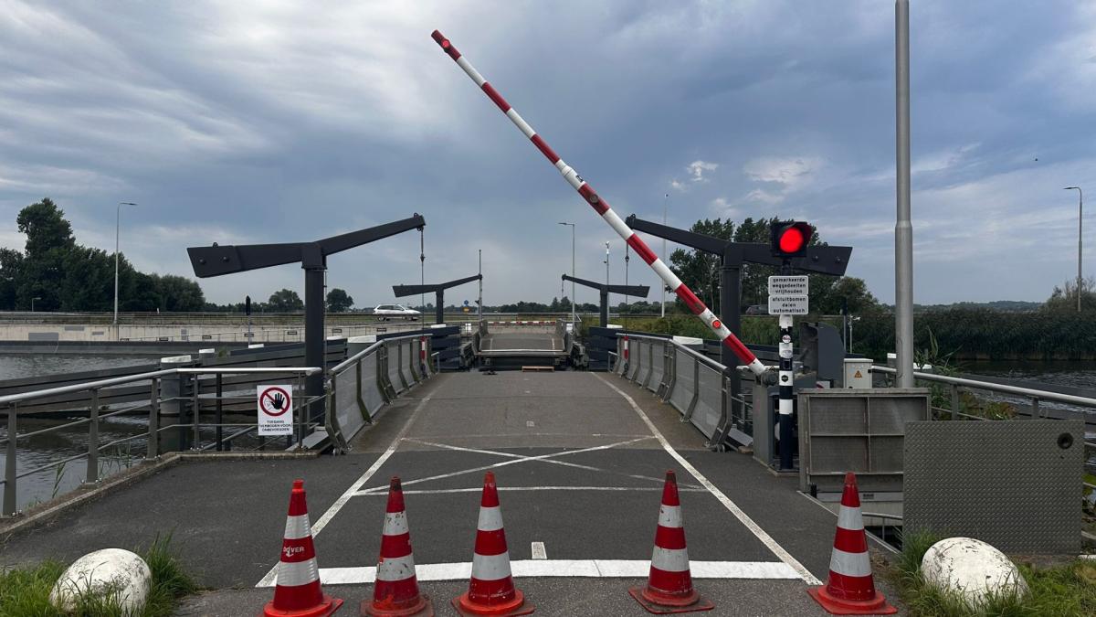 Daar gaan we weer: 'Rekerflopbrug' door kapotte kabel voor zoveelste keer dicht
