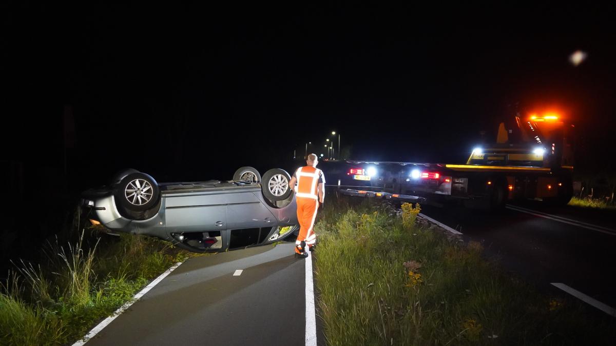 Auto over de kop, bestuurder gevlucht