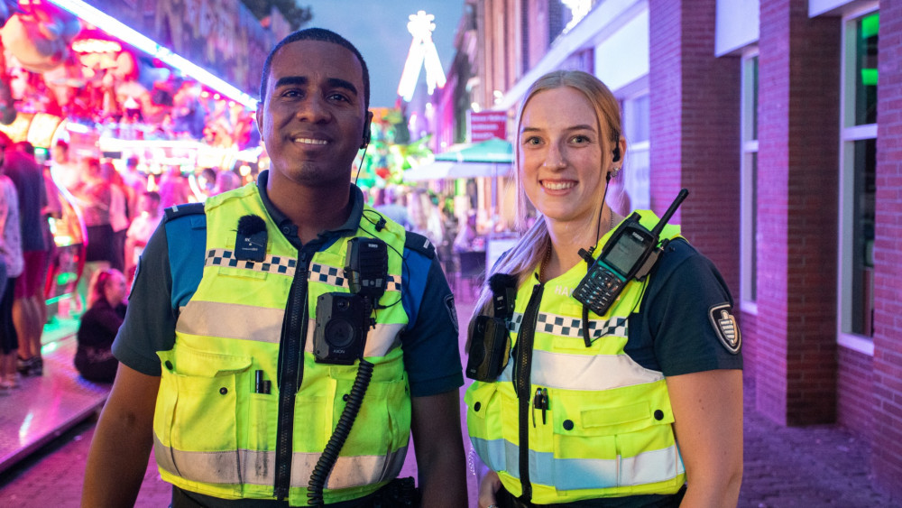 Op pad met boa's tijdens de kermis in Hoorn