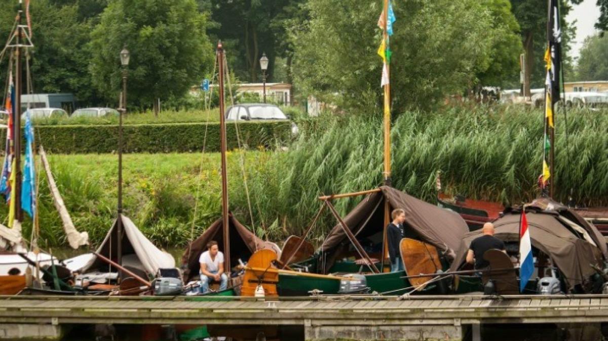 Hier maken 22 boten een pitstop in Amstelland onderweg naar Sail