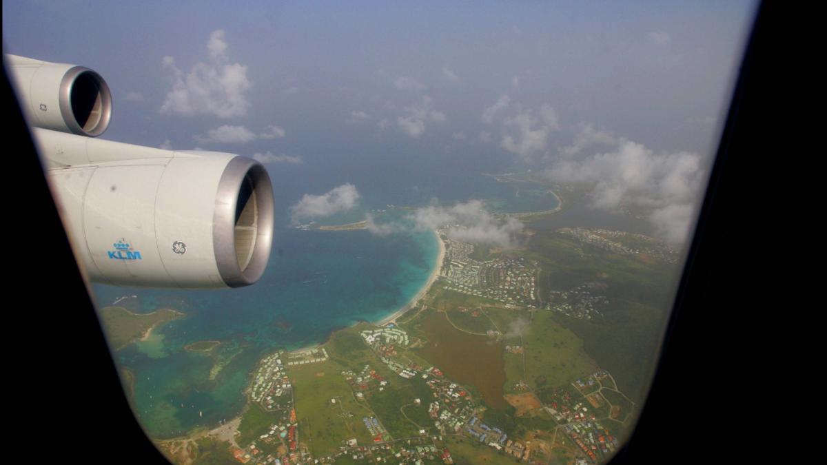 KLM-vlucht keert om vanwege naderende orkaan