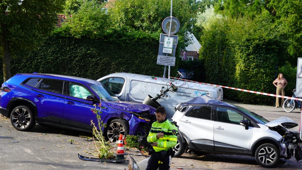 Ongeluk op de A58, linkerrijstrook dicht • Zeer grote brand in cafetaria, rook in verre omgeving te zien.