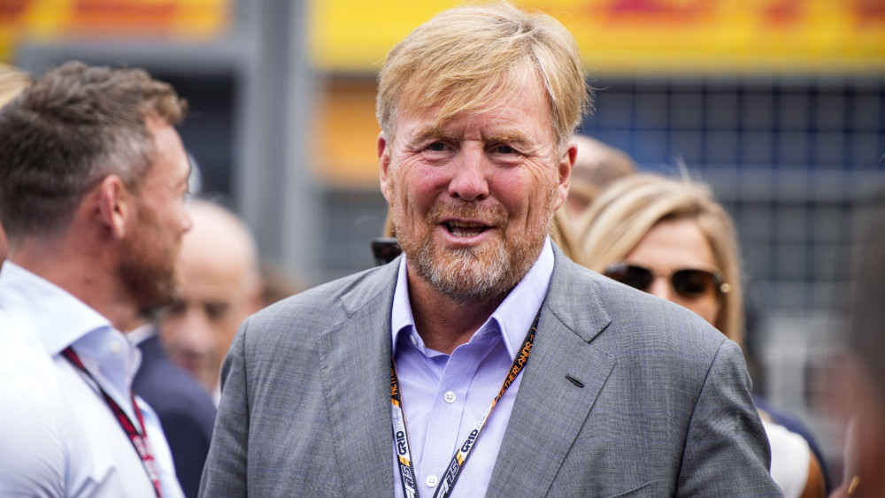 King presents trophy to latest Dutch Grand Prix winner