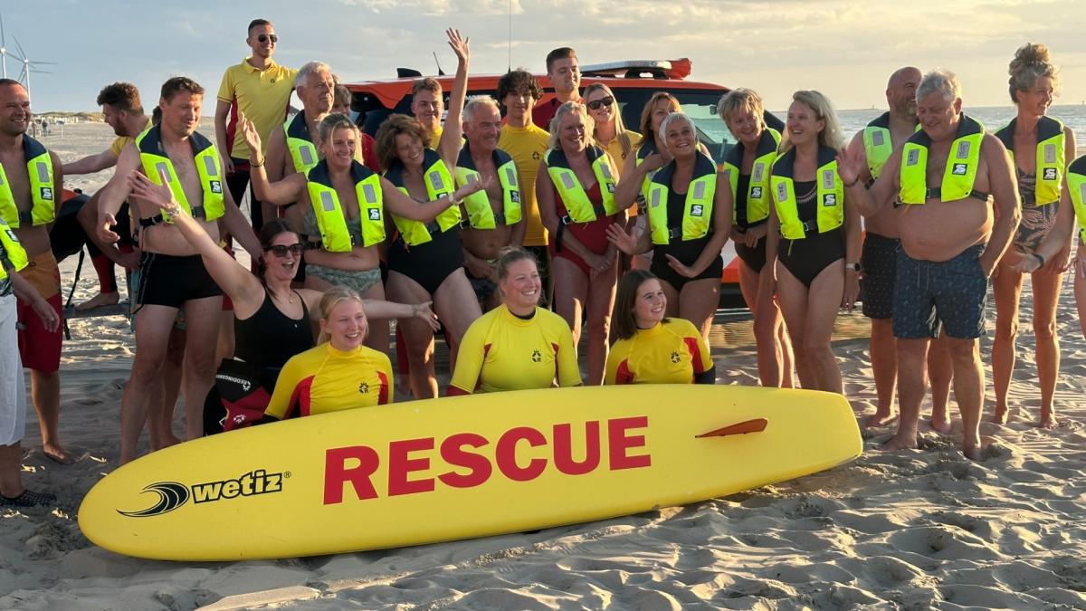 Zwemmers leren omgaan met muien tijdens clinic in Wijk aan Zee