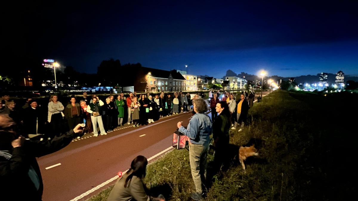 Lichtjesactie op Amsterdamse Weesperzijde na geweldsincidenten tegen vrouwen