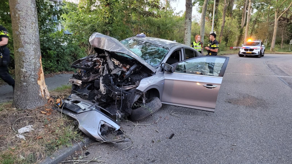 Automobilist gewond na aanrijding met boom in Amsterdam-Noord.