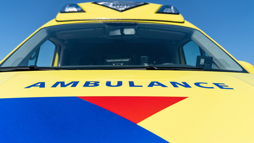 Vrouw gewond na aanrijding door brommobiel, bestuurder aangehouden.