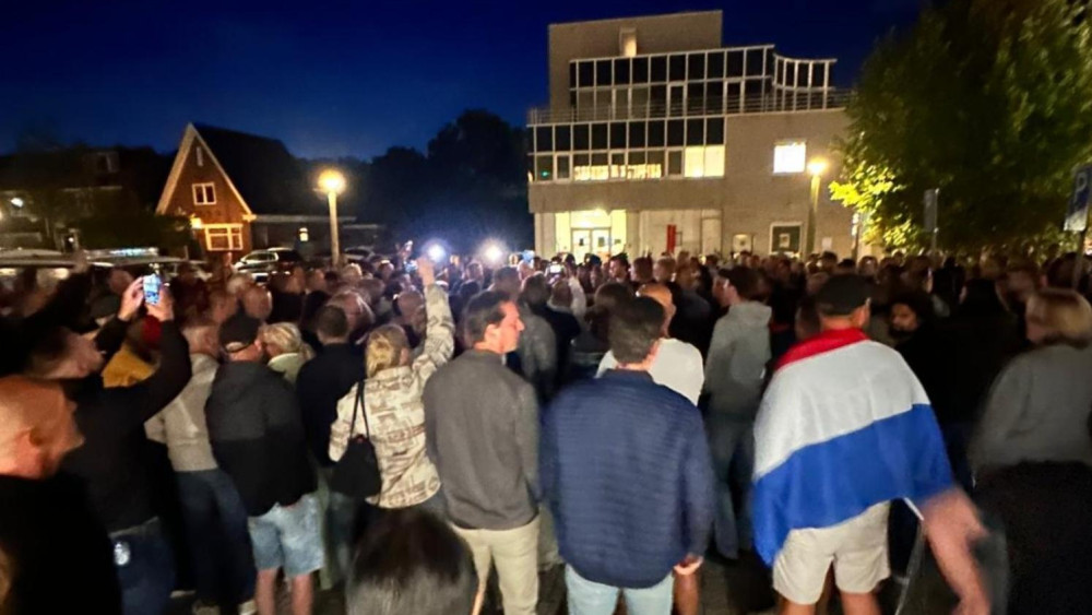 Geen pers en publiek bij vergadering Uithoorn om azc-protest