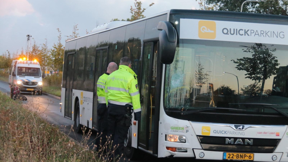 Voetganger geschept door bus in Aalsmeer, twee botsingen in file erachter.