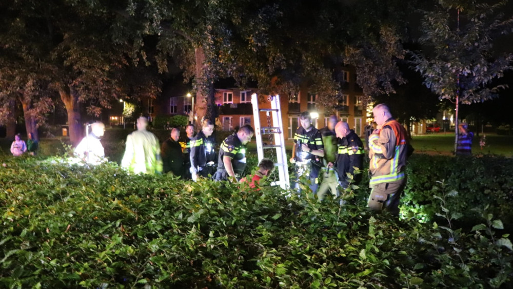 Vrouw met hond in put gevallen, slachtoffer naar ziekenhuis