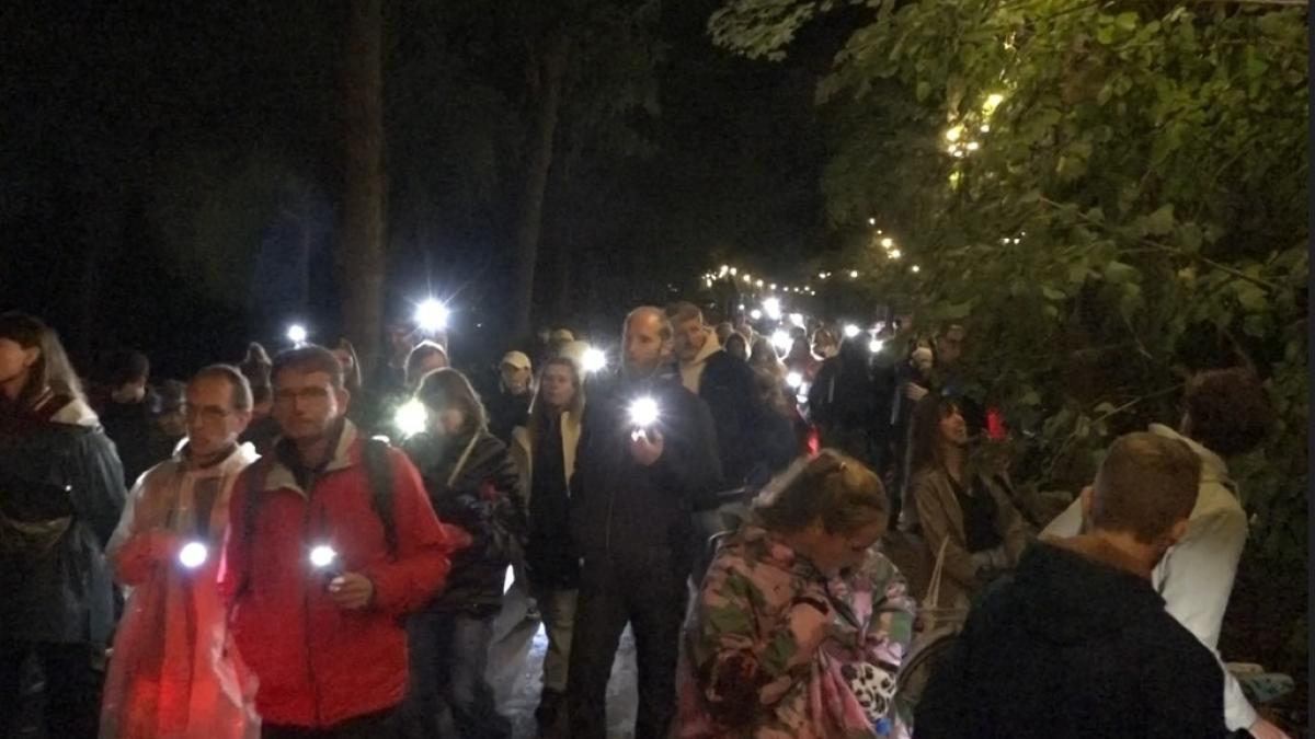 Met lichtjestocht verdrijft Amsterdamse Bostheater de duisternis, 'voelt nu niet veilig'