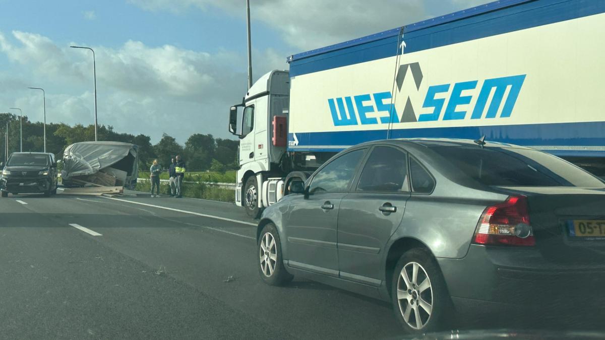 Forse vertraging op A9 bij Akersloot door ongeluk met geschaarde aanhanger