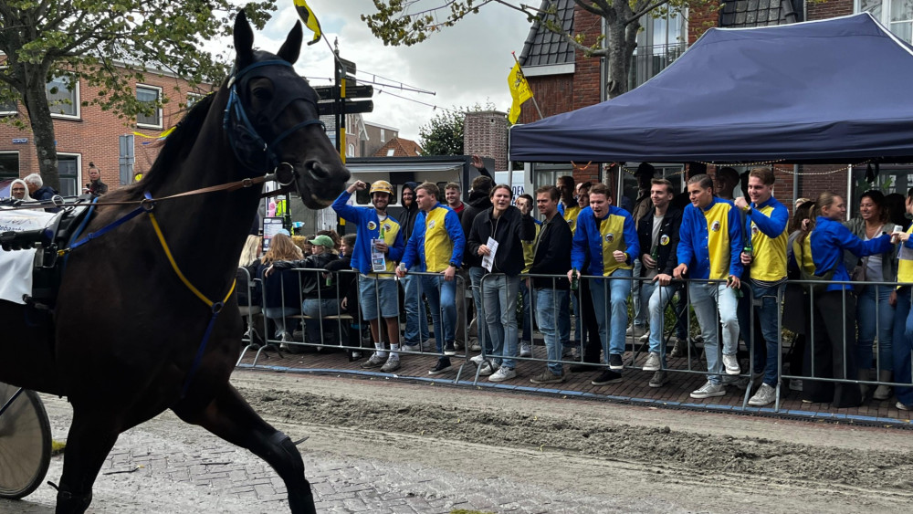 Aad Pools viert met fanclub zijn iconische status in Medemblik