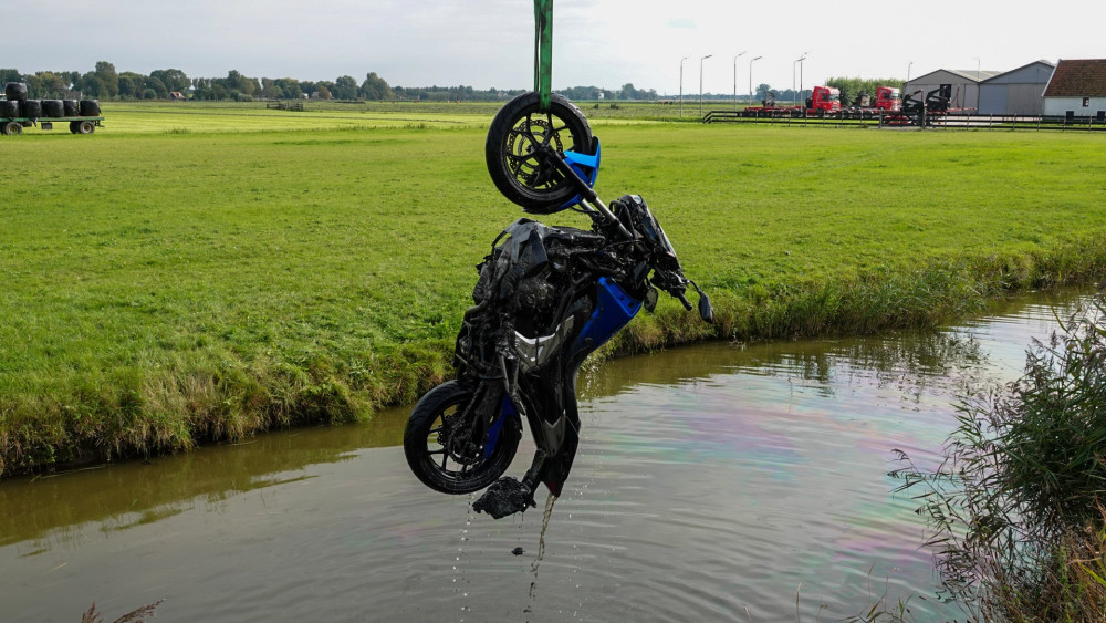Motor belandt in sloot na botsing met auto.
