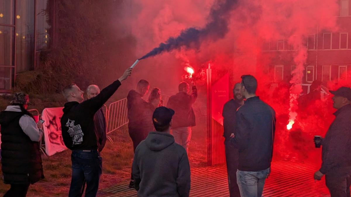 Raadzaal bekogeld met eieren bij protest tegen azc