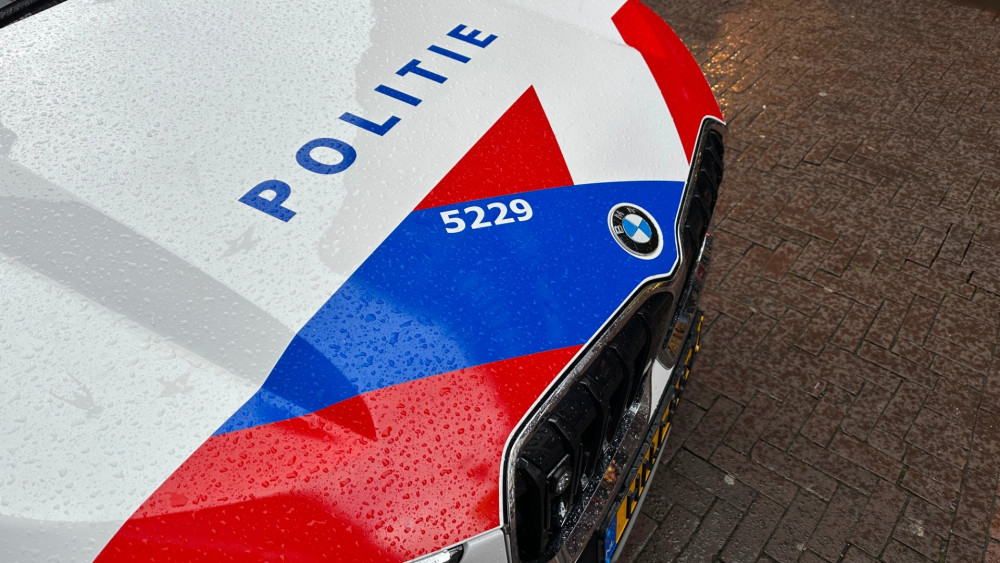 Auto en hoogwerker uitgebrand in Den Helder • Flinke schade na botsing op A4 bij Weteringbrug.