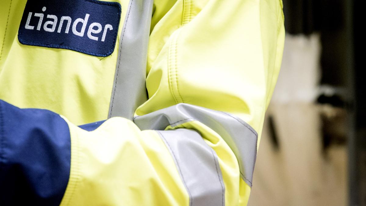 Buurt in Westzaan al bijna 20 uur zonder stroom • Grote hoeveelheid harddrugs aangetroffen in woning