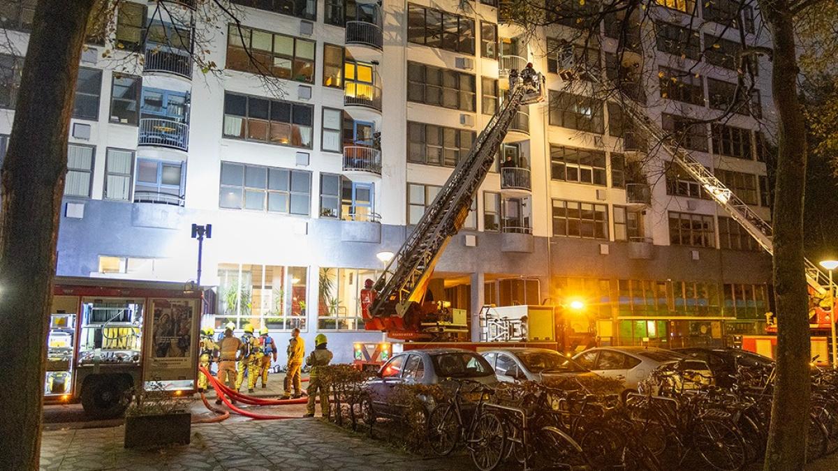 Dode bij brand in flat in Amsterdam Nieuw-West, deel bewoners weer terug naar huis