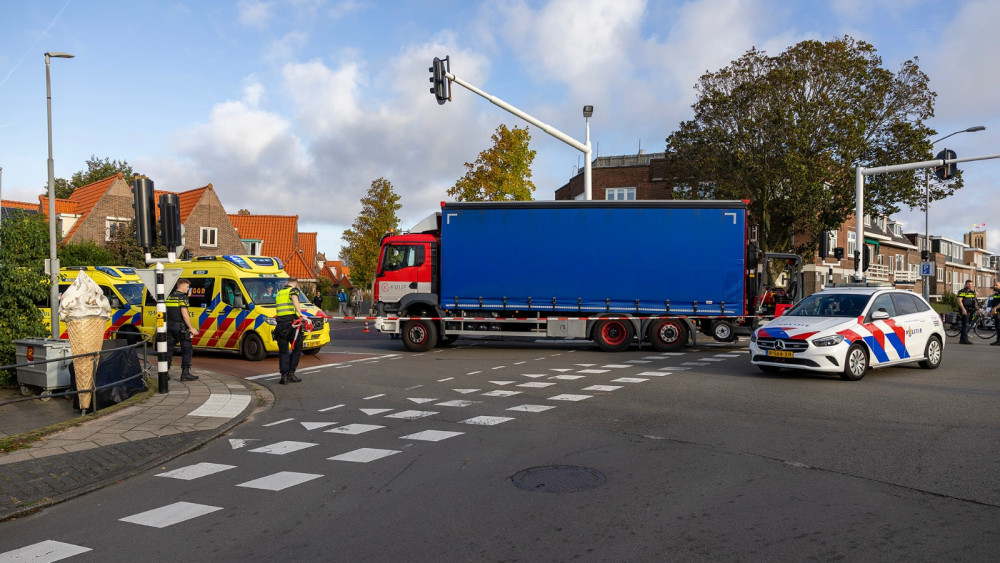 Fietser aangereden door vrachtwagen in Haarlem, bestuurder aangehouden
