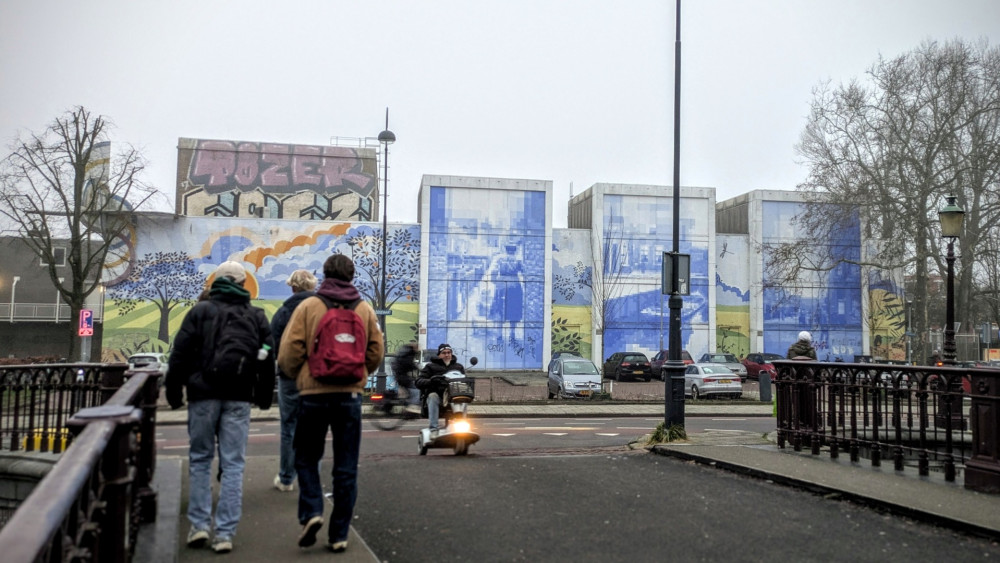Het zoemt niet meer rond het betonnen verdeelstation aan de Leidsevaart