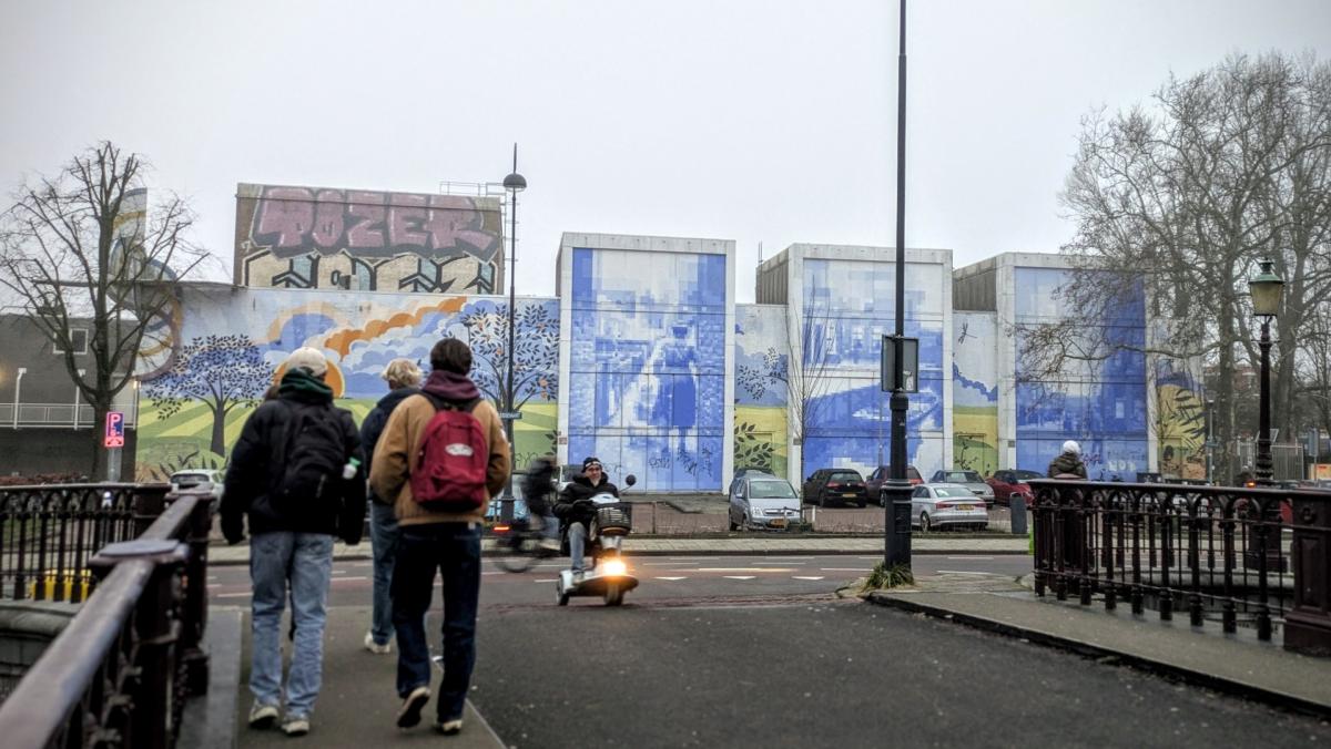Het zoemt niet meer rond het betonnen verdeelstation aan de Leidsevaart