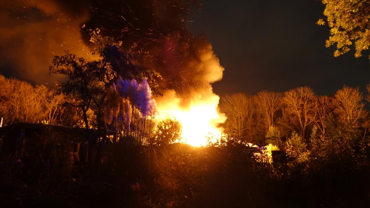 Metershoge vlammen bij brand op volkstuinencomplex Velsen-Noord
