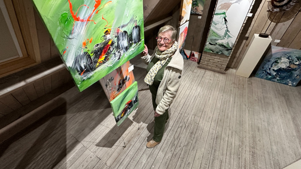 Snelle schilderijen: kunstenares Ineke (80) toont dit weekend haar F1-bolides