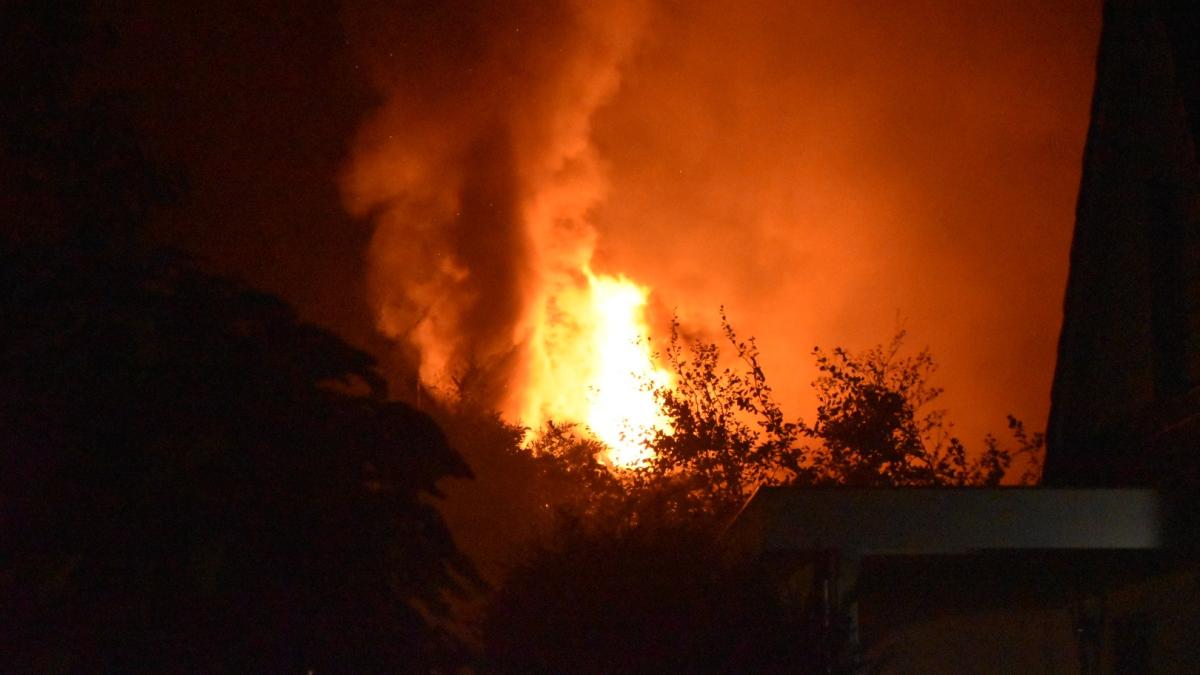 Uitslaande brand bij woning waar siervuurwerk ligt opgeslagen