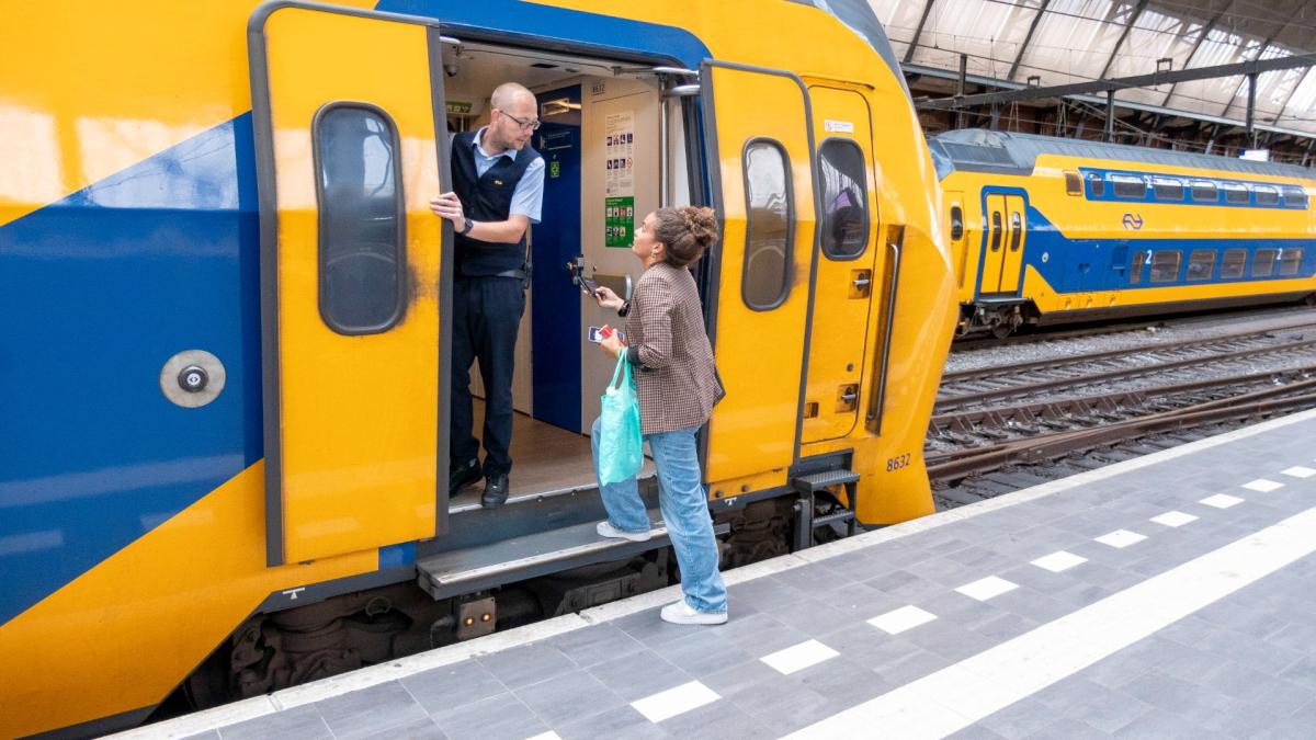 ?? Geen treinen tussen Heerhugowaard en Hoorn • Veel schade na brand bij restaurant in Amsterdam