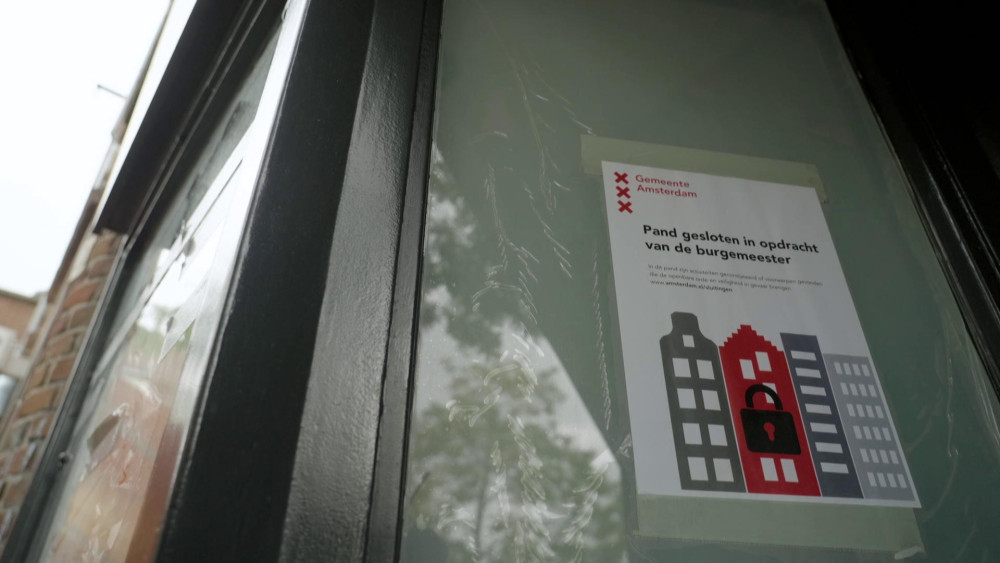 Building on Confuciusplein closed for six months after discovery of cocaine, hashish, cigarettes, vapes and alcohol