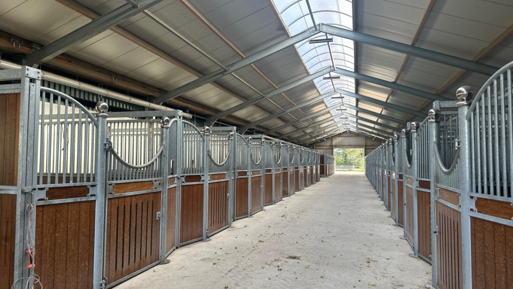 Paardenstal Nelis klaar voor de komst eerste Schimmelkroft paarden