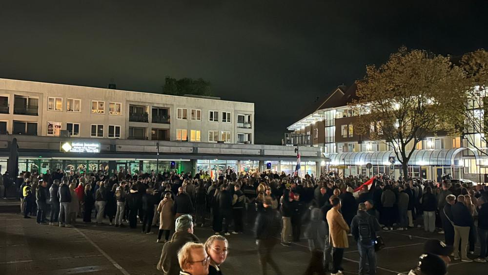 Demonstranten tegen azc Uithoorn gooien vuurwerk en eieren naar politie