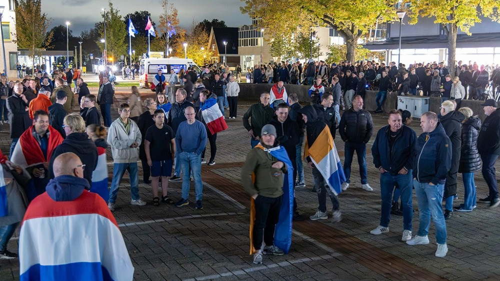 Bezorgde inwoners en relschoppers met vuurwerk: zo verliep de azc-demo in Uithoorn