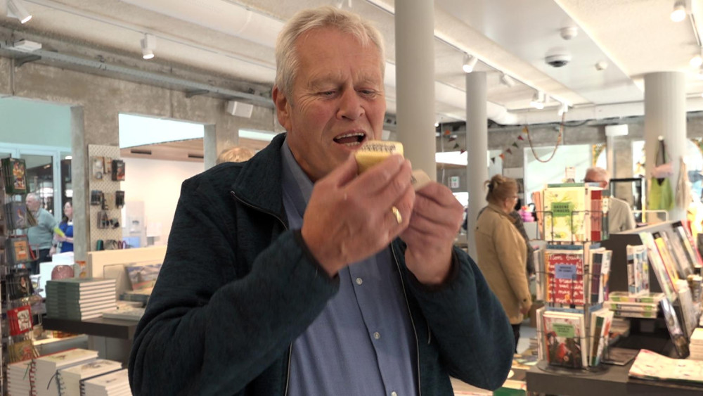 Jarig Alkmaars museum geeft taart en schilderijen cadeau