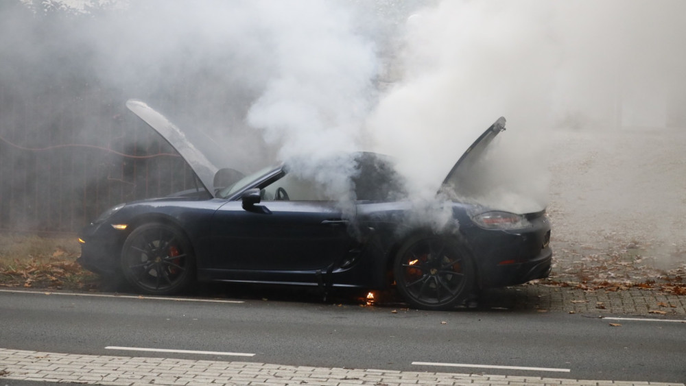 Peperdure Porsche gaat in vlammen op in Blaricum