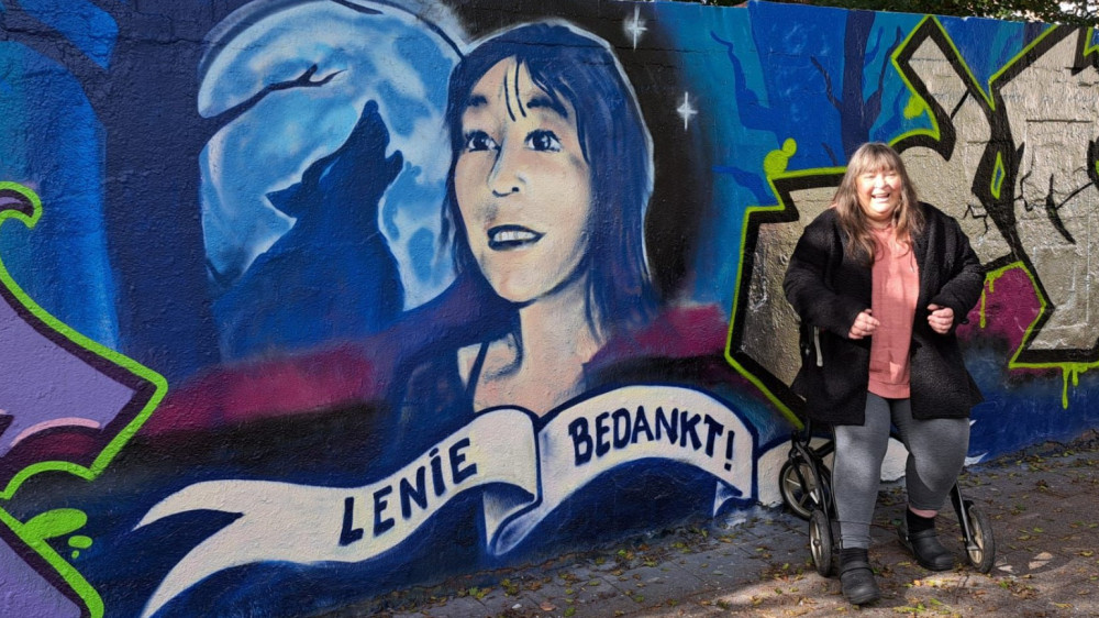 Laatste eerbetoon op graffitimuur voor Lenie (58), nu ze nog leeft