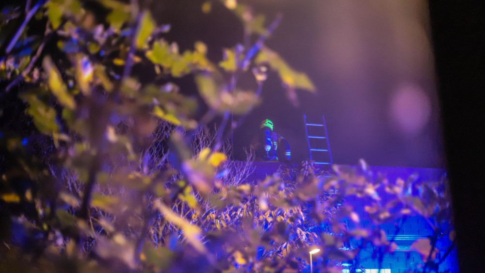 Bewoners van azc schrikken wakker door vuurwerk en brand op dak