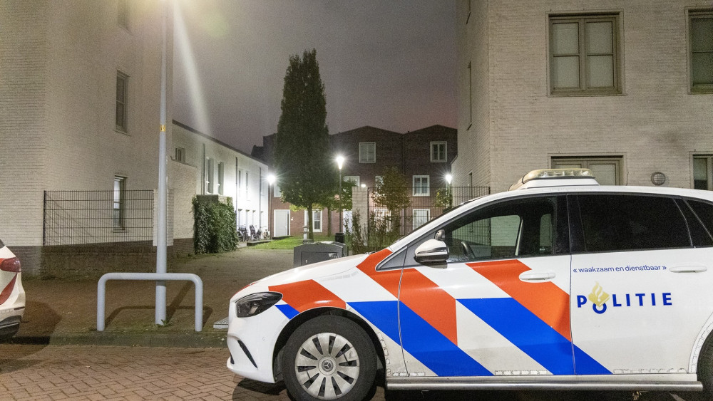 Politie onderzoekt knal en brand in tuin Hoofddorp