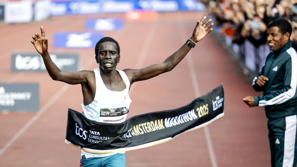 Kipchumba wint Amsterdam Marathon bij de mannen, Desta de snelste vrouw