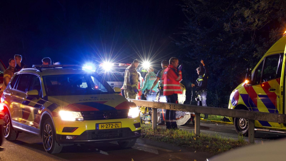 Omstanders halen man uit het water na val met snorfiets