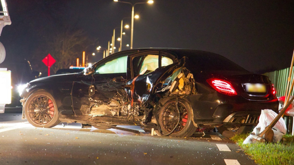 Twee gewonden na ongeluk op N235 bij Ilpendam. Twee gewonden na ongeluk op N235 bij Ilpendam.