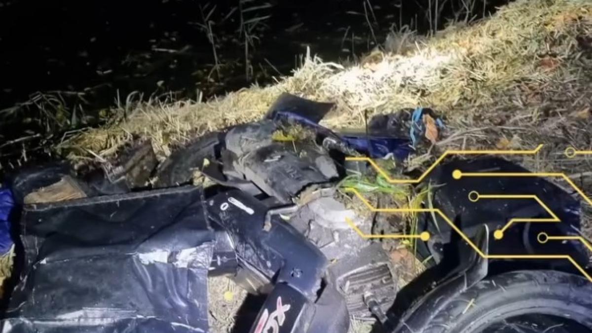 Bestuurder snorfiets belandt in sloot, door omstanders uit water gehaald en gereanimeerd