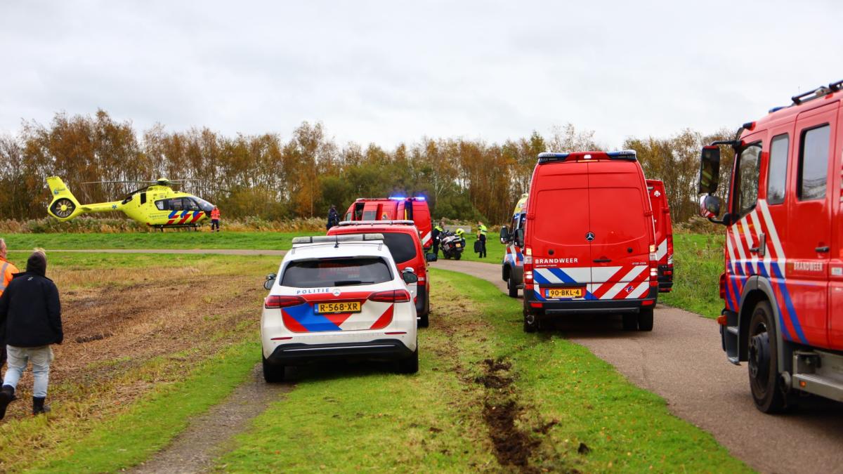 Brandweer zoekt naar persoon te water in Landsmeer