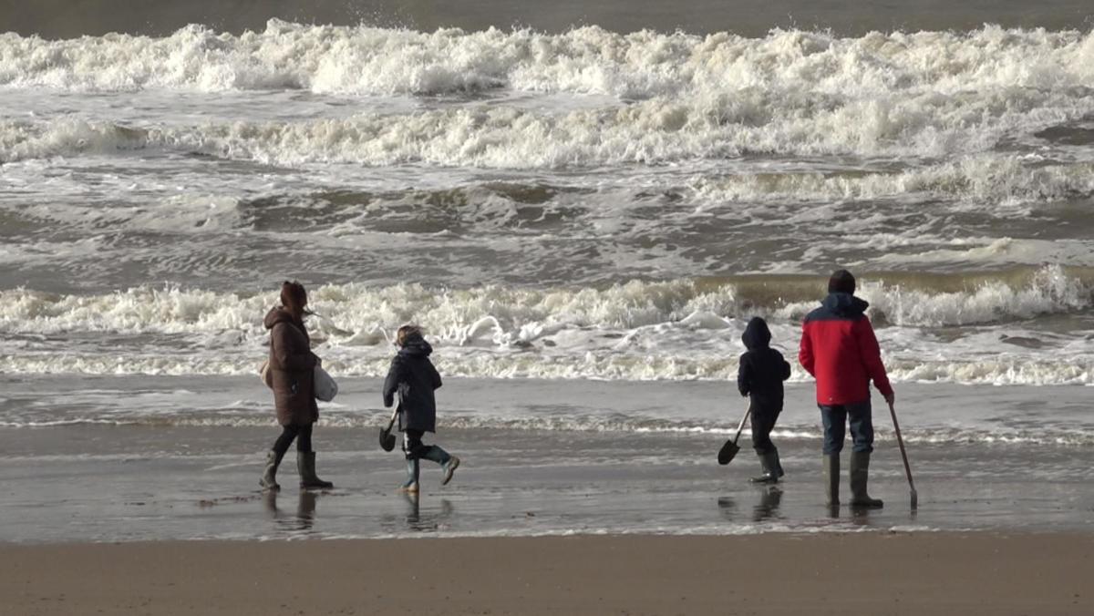 Liveblog storm Benjamin: Toeristen genieten van ruige zee • Wedstrijd AZ gaat door