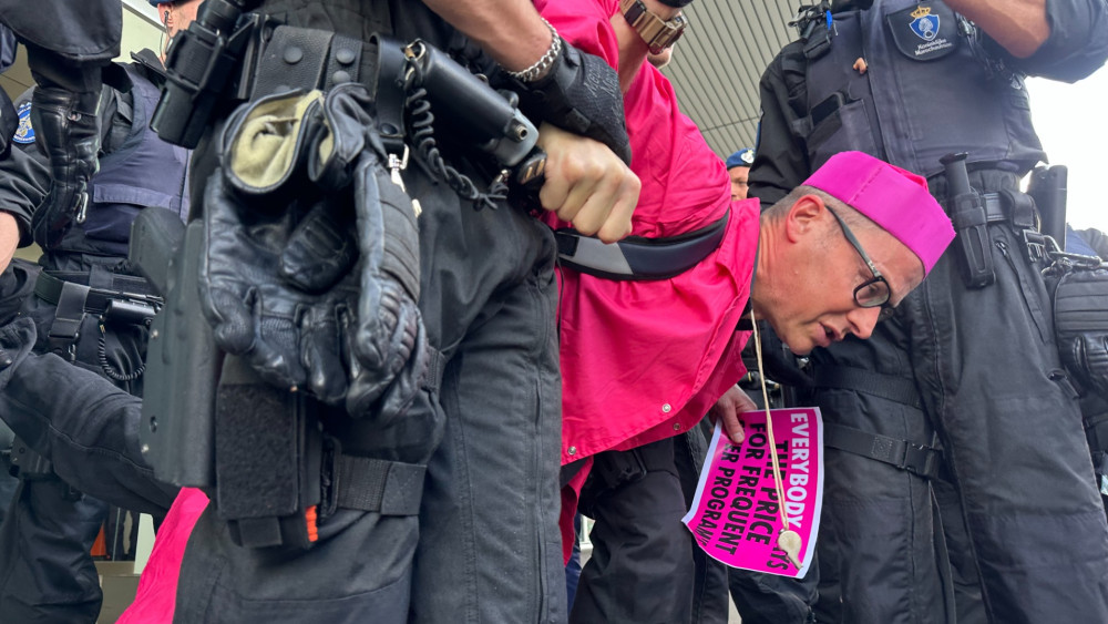 Vreedzame, muzikale XR-actie op Schiphol wekt frustratie bij reizigers: "Echt een schande" Nieuws