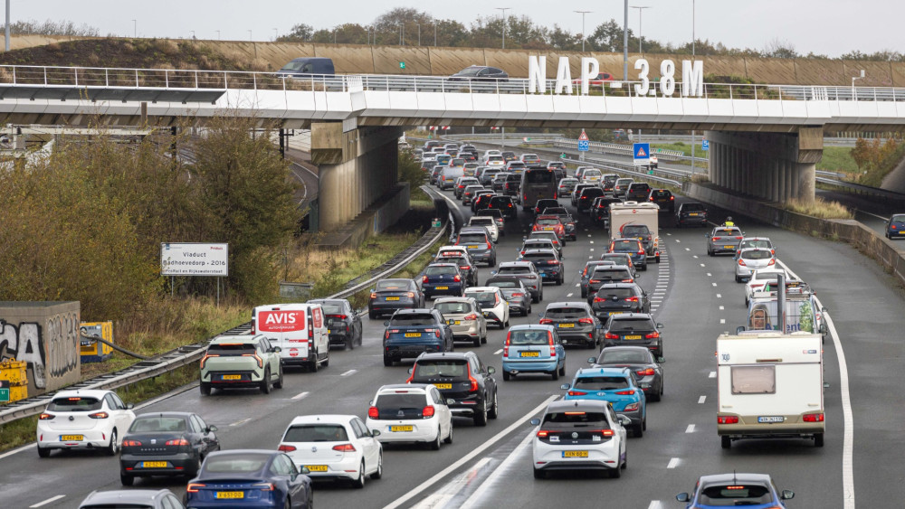 Drukke ochtendspits, uur file op A8 na ongeluk.
