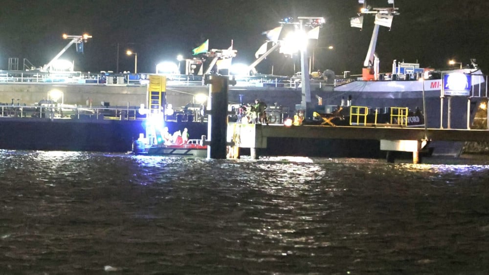 Twee vermisten bij aanvaring tussen boot en schip: reddingsactie in haven gestaakt Home