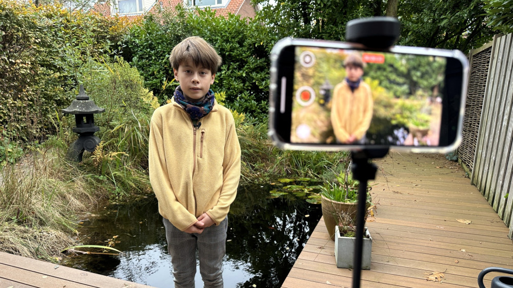 Quintin (11) is dol op de politiek maar te jong voor het stemhokje