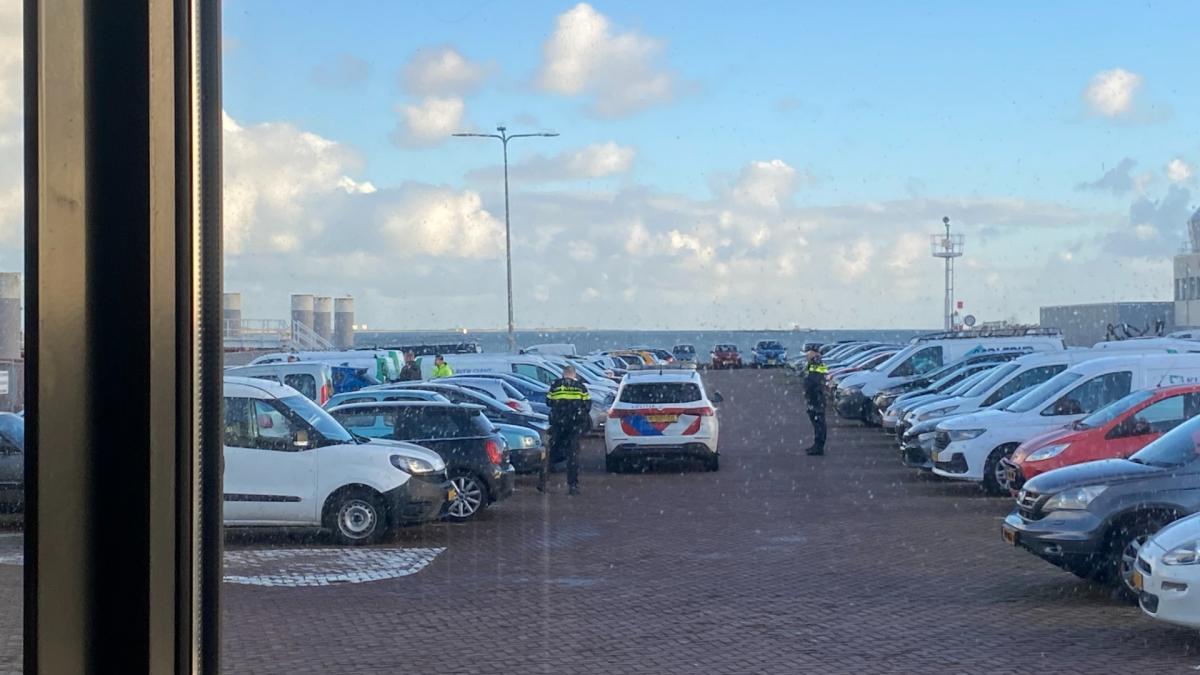 Massaal ingebroken bij auto's op parkeerterrein van veerboot naar Texel